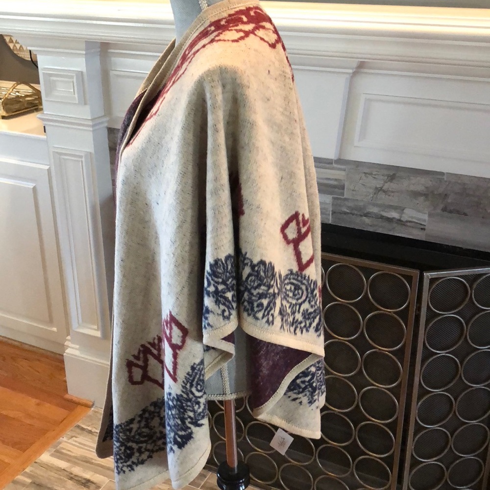 Gorgeous Aztec Ruana - Picture 2 of 3